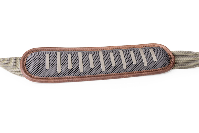 滑り止め加工されたレザーショルダーパッド裏面