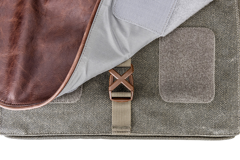 レザーモデルのみのバックル