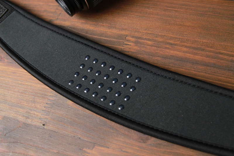 ネック部裏面はラバー加工されており、肩滑りを抑えられる