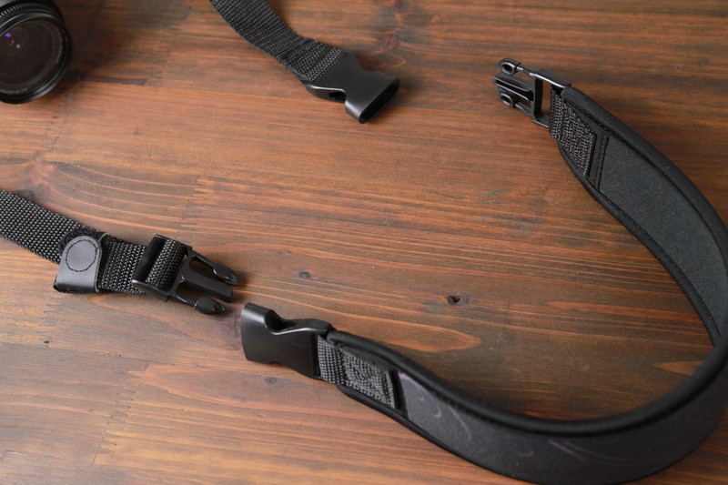 ネオプレーン部とナイロンベルト部はバックルによって脱着可能。左右がオス/メスになっているので、ナイロン部だけを接続してハンドストラップとしても利用できる