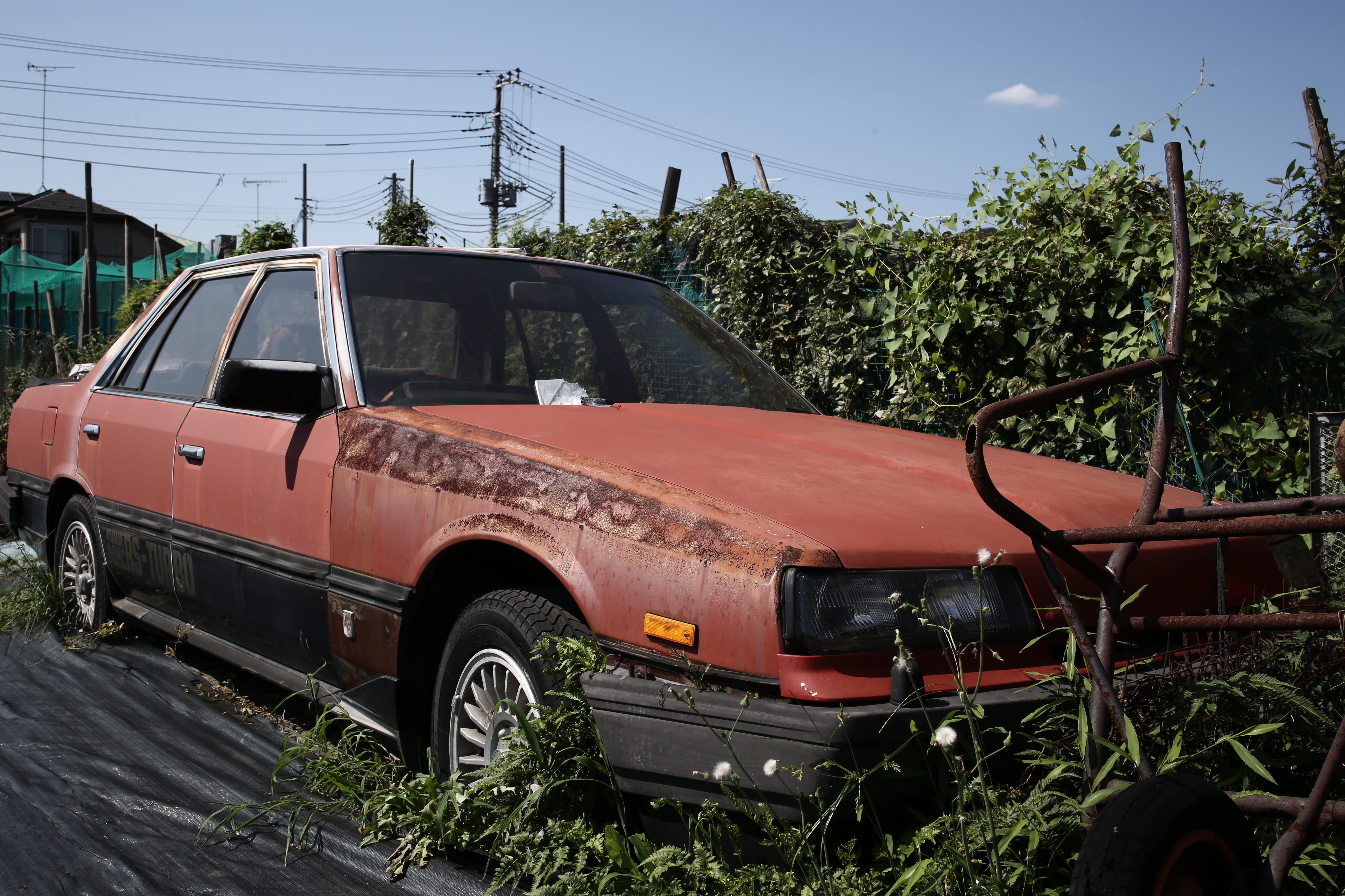 草むらに佇む鉄仮面スカイライン。フロントフェンダーの錆の描写は息をのむほどリアルだ。<br class="">EOS 5D Mark III／SP 35mm F/1.8 Di VC USD／1/200秒／F11／-0.7EV／ISO100