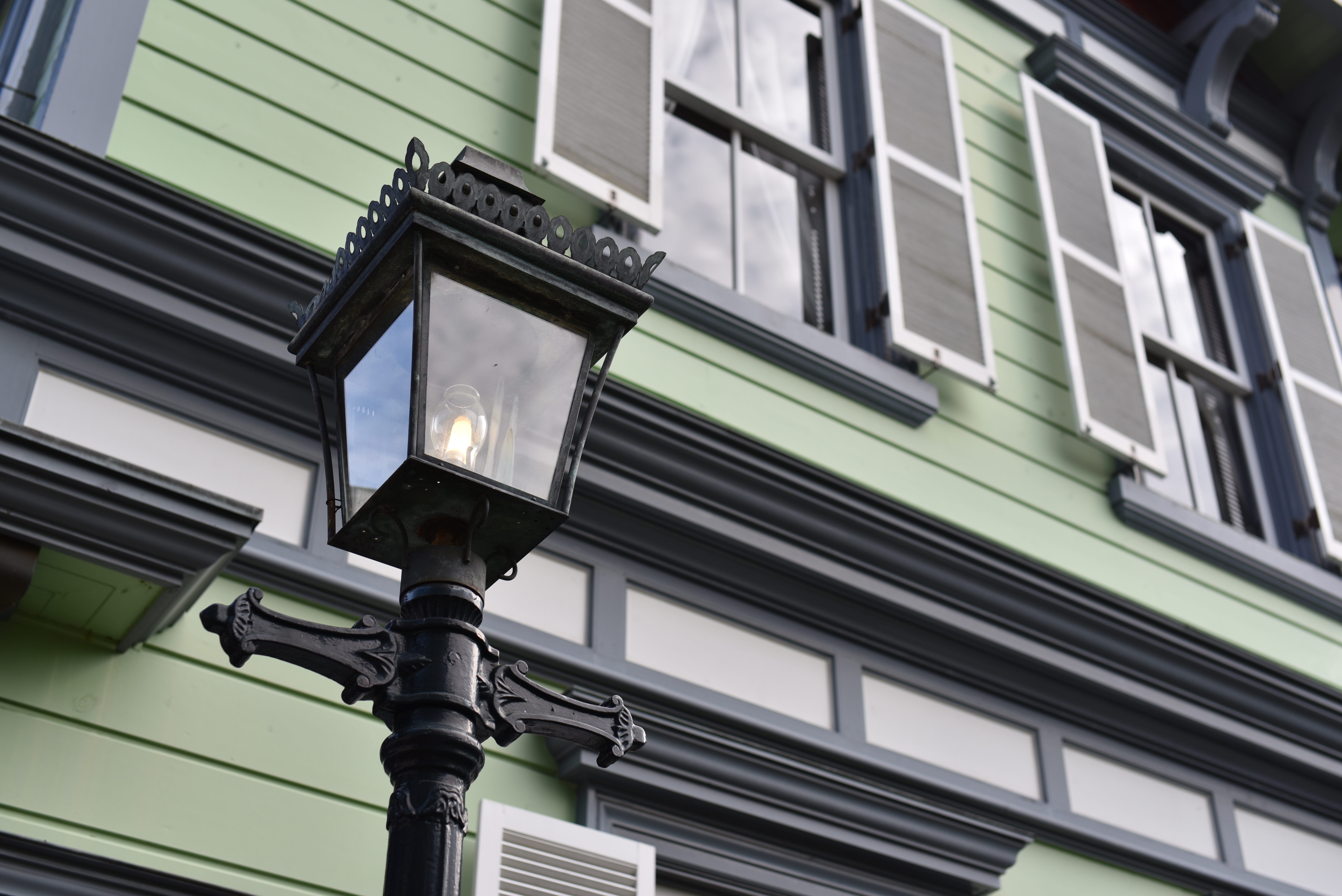 あえてあまり絞り込まず、建物をわずかにボカすことで、ピントを合わせた街灯を浮き立たせた。被写界深度を浅くしやすい、フルサイズらしい表現だ。画面四隅でも甘さがなく、流れもないのがわかる。<br class="">D750／SP 45mm F/1.8 Di VC USD／1/400秒／F4／0EV／ISO100