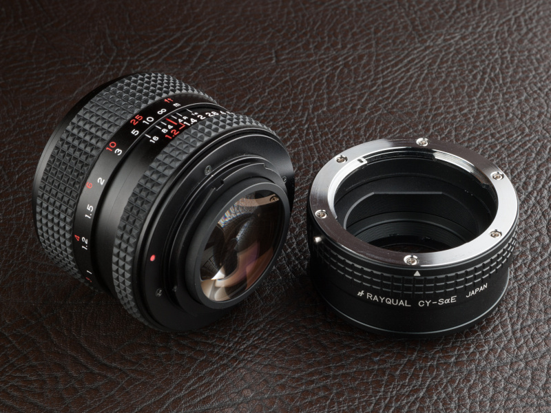 ヤシコンと同形状のKCYマウントを採用。ヤシコン用マウントアダプターでミラーレス機などに装着する