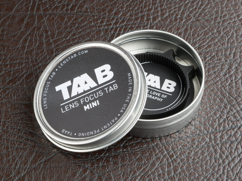 商品は小さな缶に入っている。カメラアクセサリーとしてはめずらしいパッケージングだ