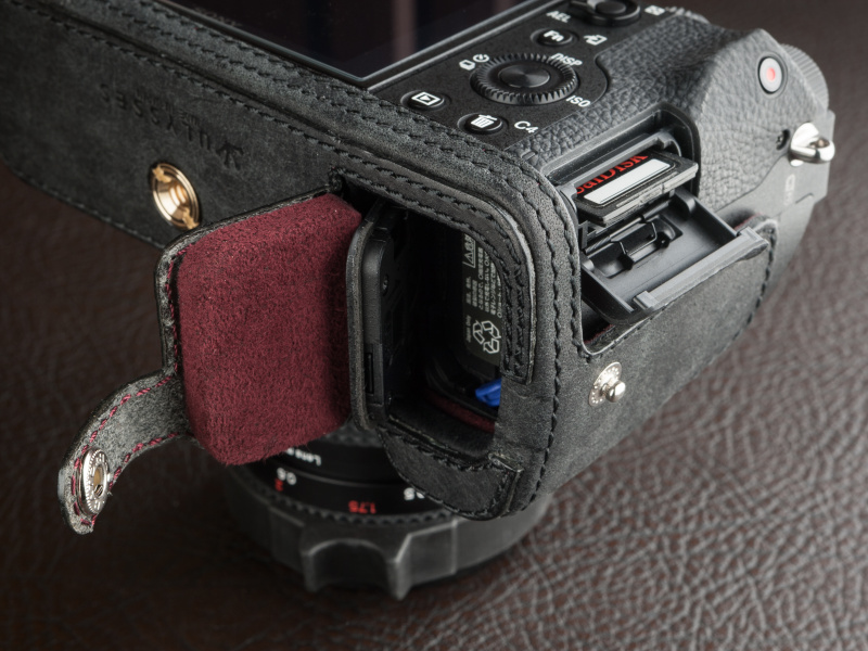 側面のホックボタンでフリップカバーを外し、バッテリーをダイレクトに交換できる