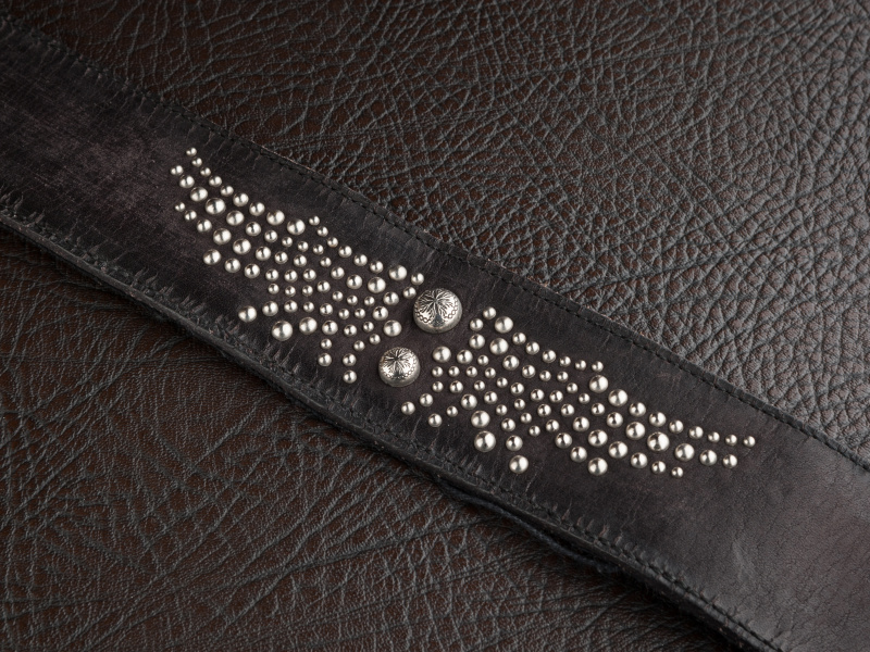 スタッズのサイズを使い分け、翼を繊細に描く。ヴァイヒィエ・ブリーゼの真骨頂だ