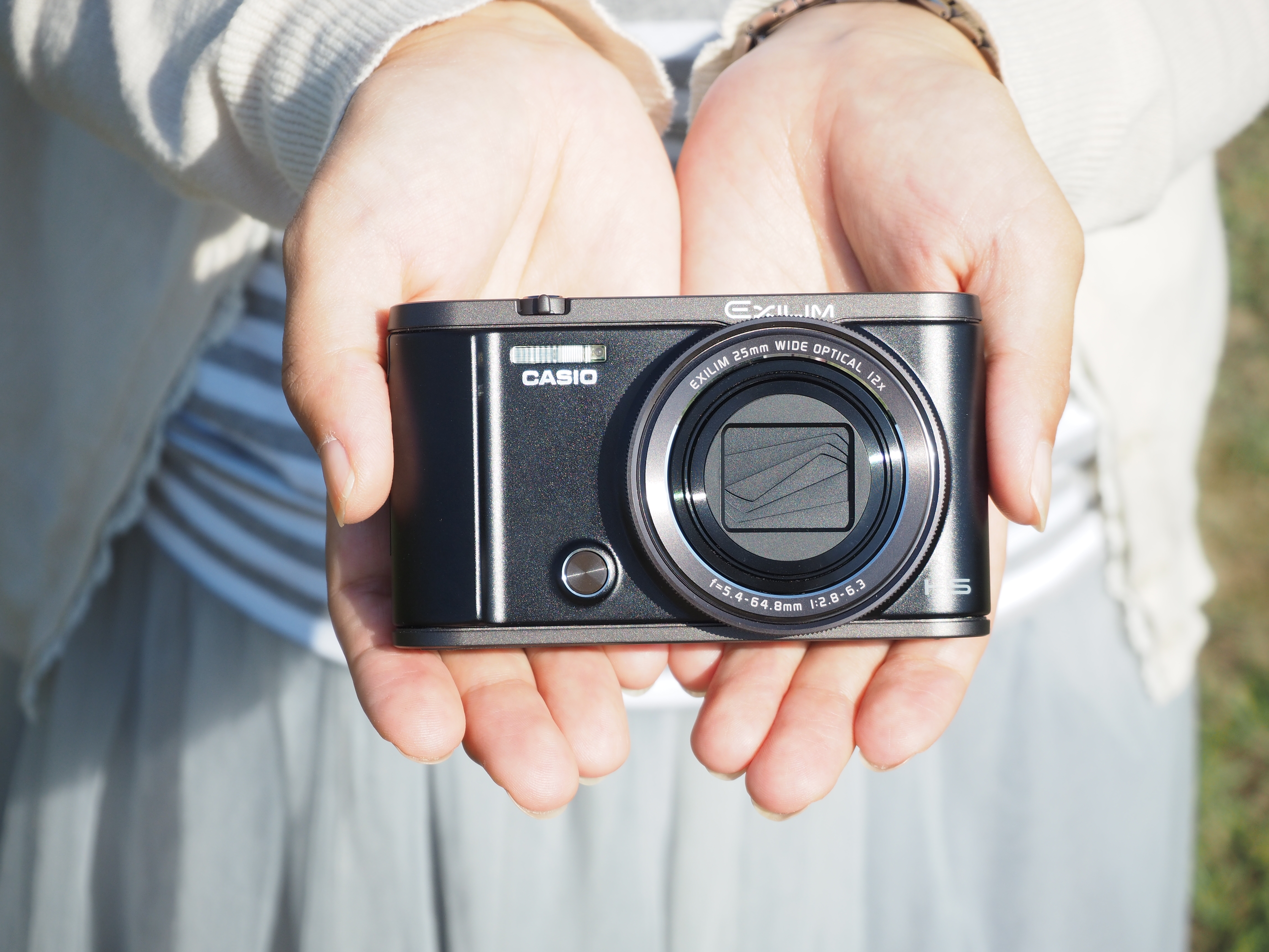 これがEXILIM EX-ZR3000。バッテリーと記録メディアを含む重量は約248gと軽量です。