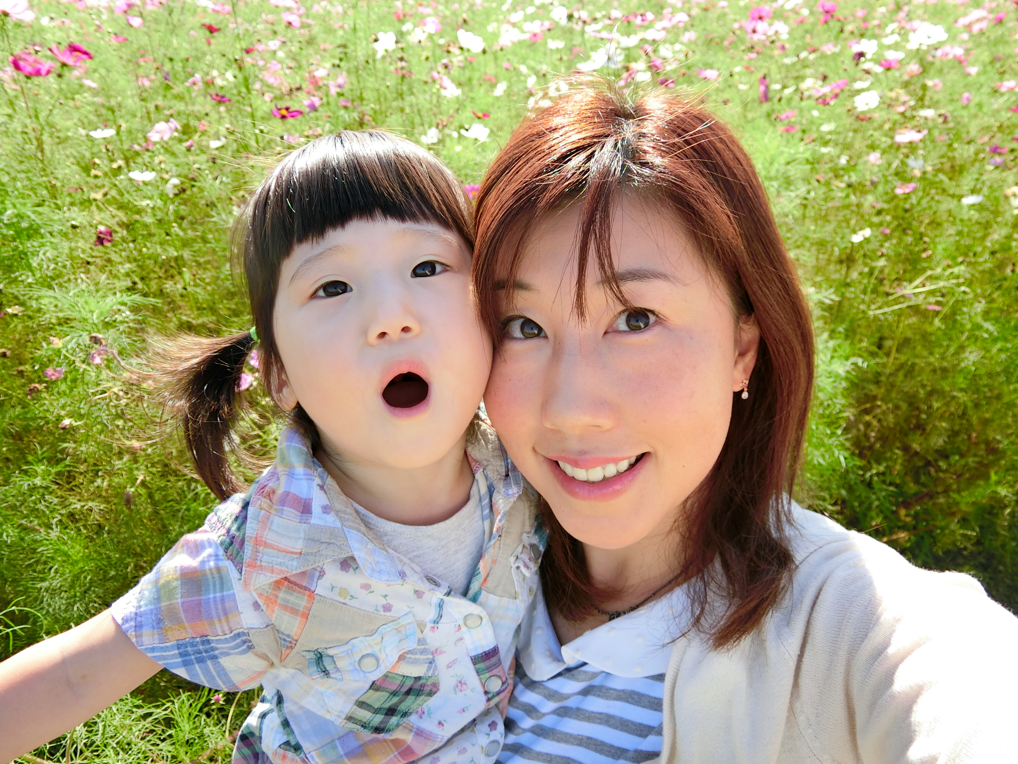 子どもと一緒に自撮り！フロントシャッターのおかげで楽に撮れました。<br class="">EXILIM EX-ZR3000／1/400秒／F2.8／1EV／ISO800／25mm相当（35mm相当判換算）