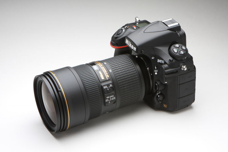 同じく新旧モデルをD810に装着したところ。AF-S NIKKOR 70mm F2.8E ED VR（左）が際立って鏡筒が長いことがわかる