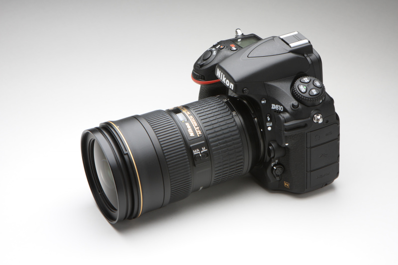 同じく新旧モデルをD810に装着したところ。AF-S NIKKOR 70mm F2.8E ED VR（左）が際立って鏡筒が長いことがわかる