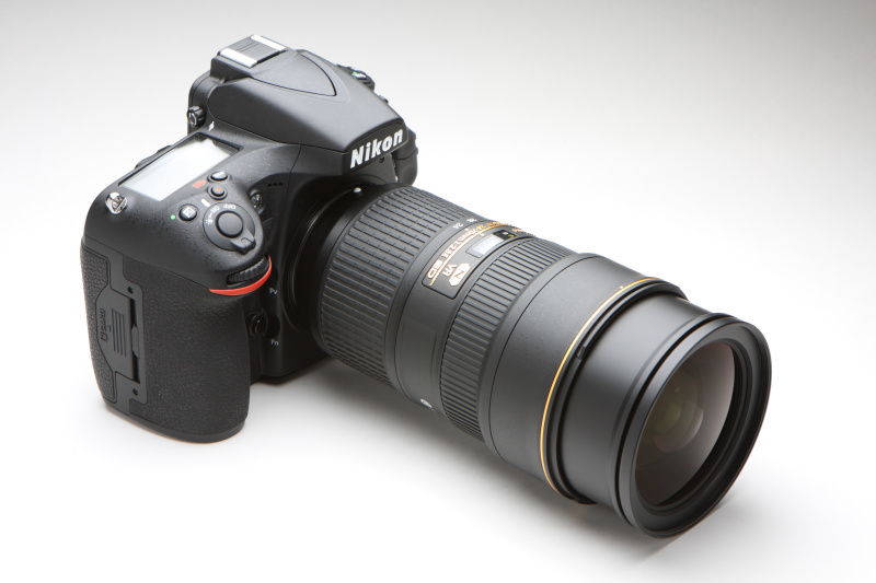 左からワイド端、焦点距離50mm、テレ端。フードはアウターの鏡筒に装着する。ワイド側ではインナーの鏡筒が繰り出すので実質的にフードは浅くなり、テレ側ではインナーの鏡筒が引っ込むため深くなる