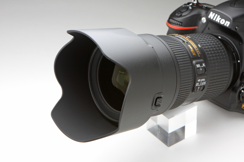 遮光効果の高そうなフードが付属する。フードを外す場合は、ロックボタンを押しロックを解除してから行う