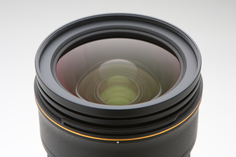 レンズ構成は16群20枚。EDレンズ2枚、ED非球面レンズ1枚、非球面レンズ3枚、高屈折率レンズ1枚を採用する。ナノクリスタルコート以外に、フッ素コートが前玉と後玉に施される。フィルター径は82mm