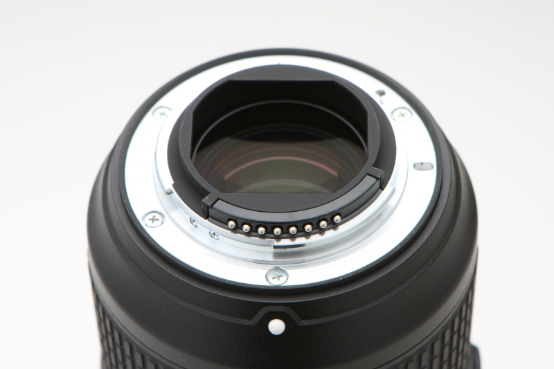 自動絞り連動レバーの廃止されたマウント面。新たに電磁絞りを採用するが、デジタル一眼レフのD2シリーズ、D1シリーズ、D200、D100、D90、D80、D70S、D70、D60、D50、D40X、D40、D3000とフィルム一眼レフでは使用することができない