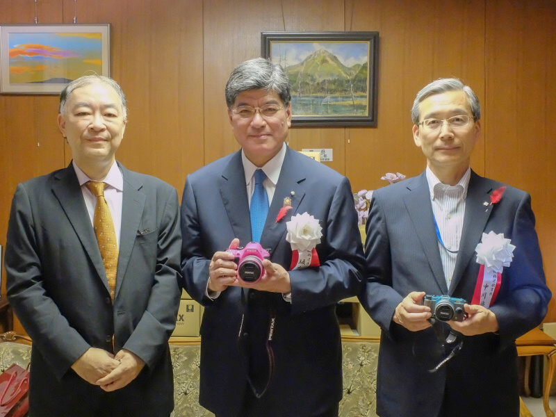 左からリコーイメージングの赤羽昇氏、板橋区長の坂本健氏、板橋区教育委員会教育長の中川修一氏