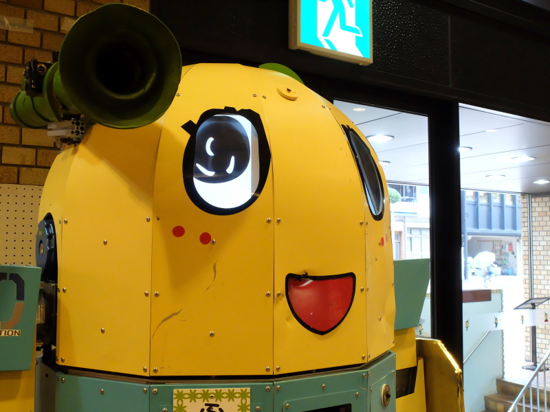 よく見ると結構ボコボコ。戦闘によるものだという。頭上の管は梨の種を打ち出すバズーカ