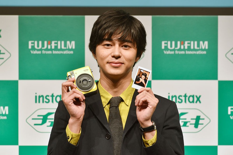CMキャラクターの東出昌大さんと新しい“チェキ”「instax mini 70」