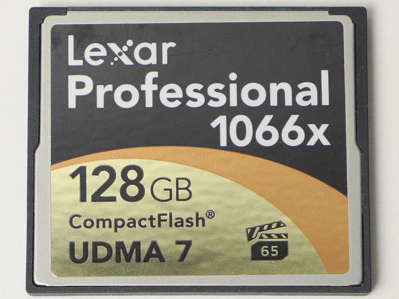 （参考）レキサーの高速CFとしては「Professional 1066x CompactFlash カード」（左）が、サンディスクの高速SDカードとしては「エクストリーム プロSDHC/SDXC UHS-II カード」（右）がある