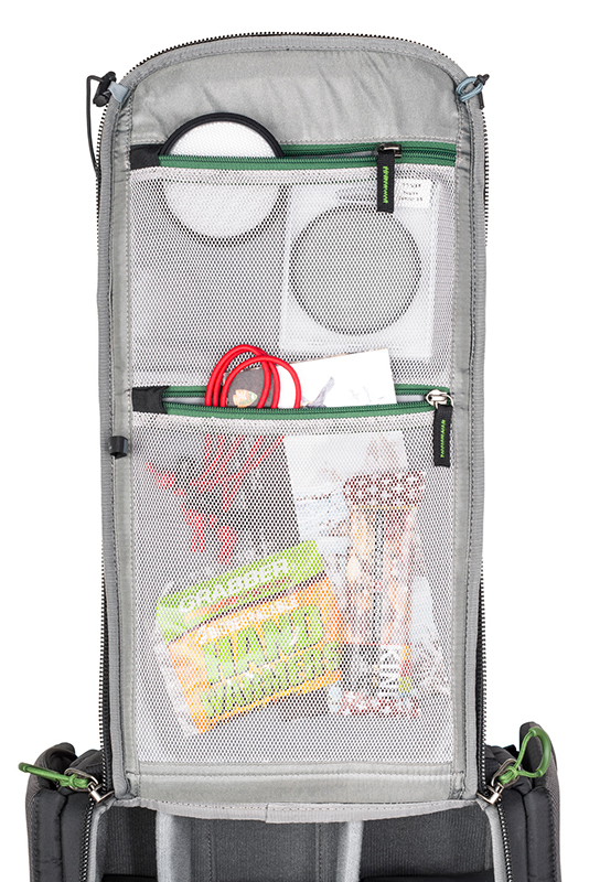 フラップのゴム紐を首にかければ、バックパネルを開いたまま両手で作業が可能