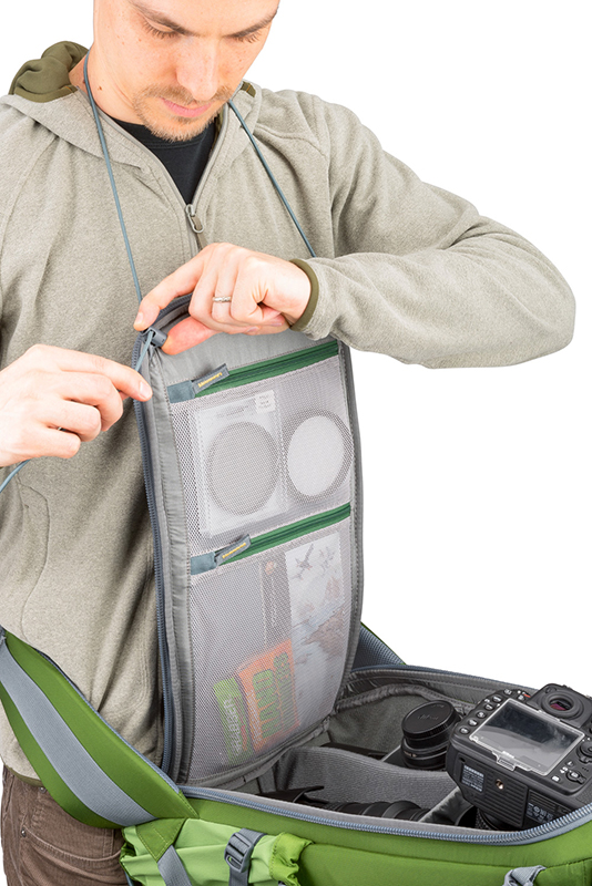 フラップのゴム紐を首にかければ、バックパネルを開いたまま両手で作業が可能