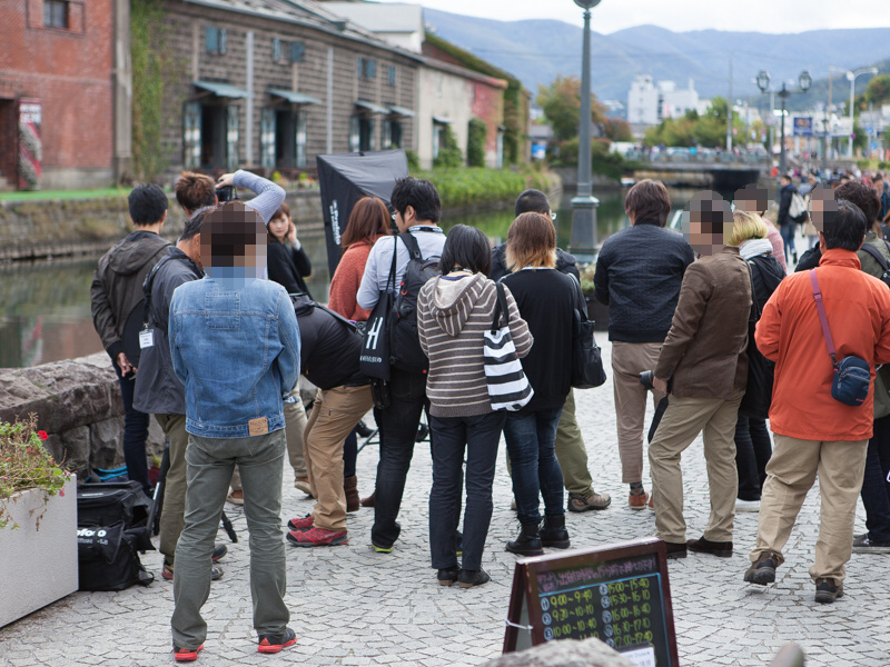 小樽運河を背景に撮影を行った