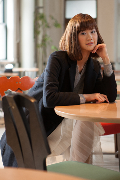 ストロボを使用しない場合。顔が影になるため、背景の明るさに対してやや暗い