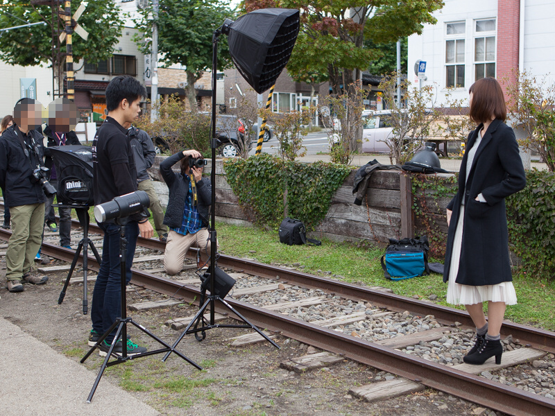 ここではB2 250 Air TTLにオクタと呼ばれるソフトボックスを使用。光をシャープにするためグリッドも取り付けた