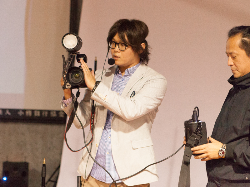 プロフォトのストロボを解説する上田氏（中央）