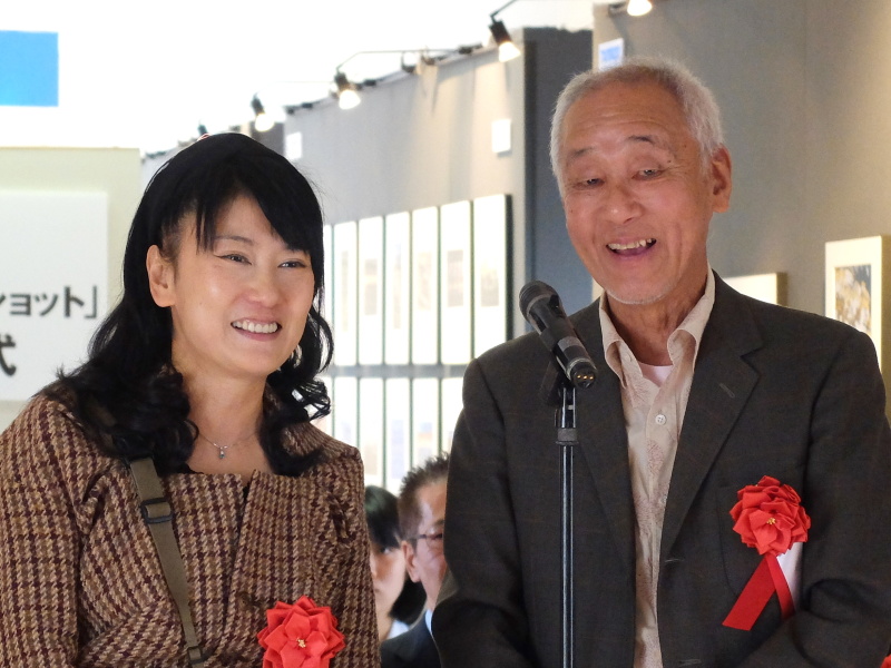 審査員の広田尚敬氏（右）と矢野直美氏（左）。広田氏は、応募総数6,554点の6,554を「向かい風、心地よし」と読んだ