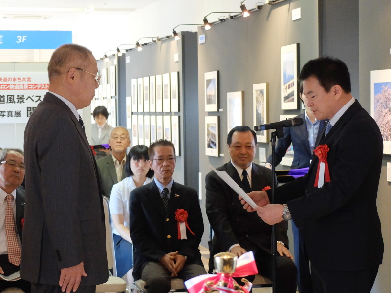 表彰状と、副賞のタムロンレンズが贈られた