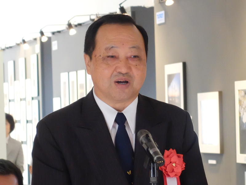 タムロン代表取締役社長の小野守男氏。古くからの「鉄道のまち大宮」に本社を置く企業として写真展の開催を喜び、鉄道写真の魅力をより広く体験してもらえればとコメント