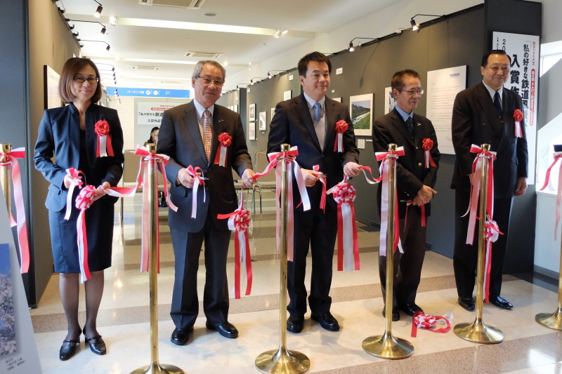 左から、そごう大宮店店長 堤真理氏、さいたま商工会議所会頭 佐伯鋼兵氏、さいたま市長 清水勇人氏、さいたま市教育委員会生涯学習部長 森田敏男氏、タムロン代表取締役 小野守男氏