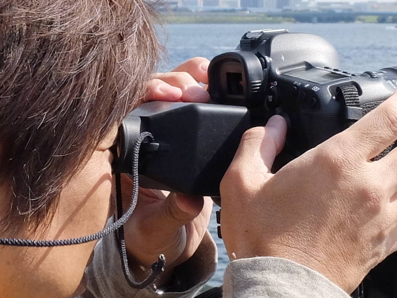 液晶モニター用のルーペを使うと、拡大したライブビュー画像でピントを合わせる際に確実さが増す。ちなみにゴム製のルーペならカメラバッグに放り込んでも他の機材を傷つけず、扱いやすい（写真はユーエヌのモニタリングPRO）