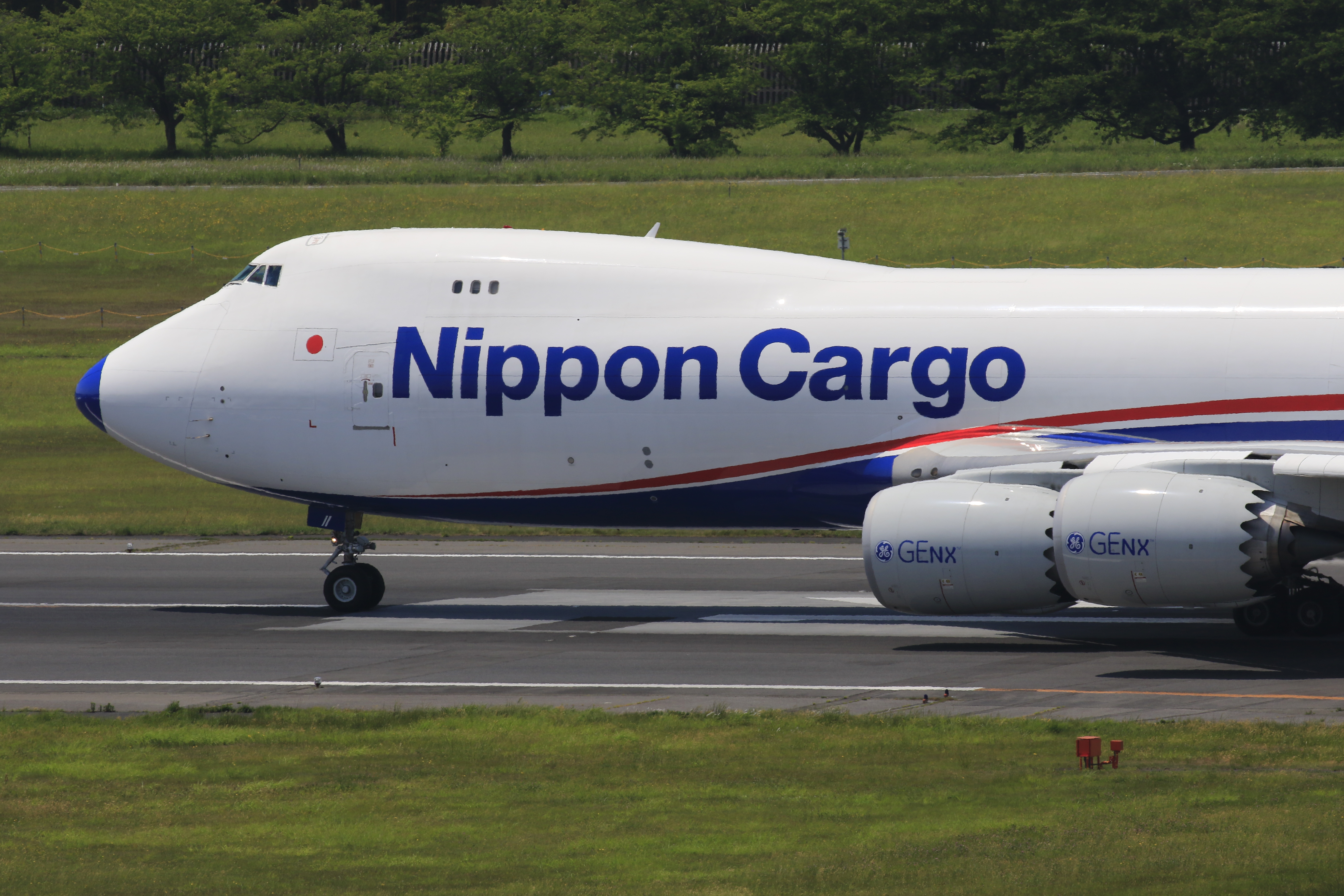 そのままズームして望遠端に。100-400mmという焦点距離は、APS-C機なら160-640mmとなり近づくことのできない飛行機撮影には有利だ。500mmも600mmもカバーしてくれるので、飛行機全体からアップまで幅広い撮影ができる。<br>キヤノン EOS 7D Mark II / EF100-400mm F4.5-5.6L IS II USM / 400mm（640mm相当） / 絞り優先AE（F9、1/320秒、-0.3EV）/ ISO 200