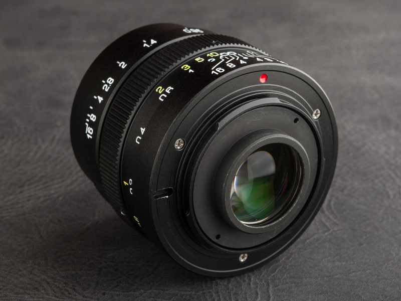 マイクロフォーサーズマウントのMFレンズだ。電子接点は搭載していない