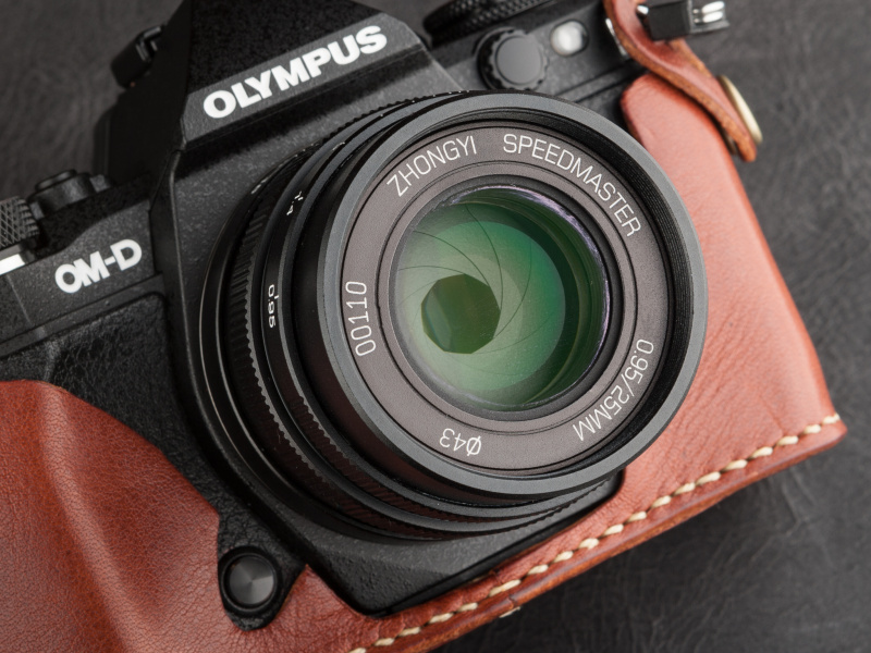 レンズ構成は9群11枚。11枚の絞り羽根で、円形絞りに近い形状だ