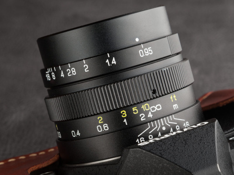 絞りリングはクリック感のない無段階調整だ。F0.95の次はF1.4が刻印されている
