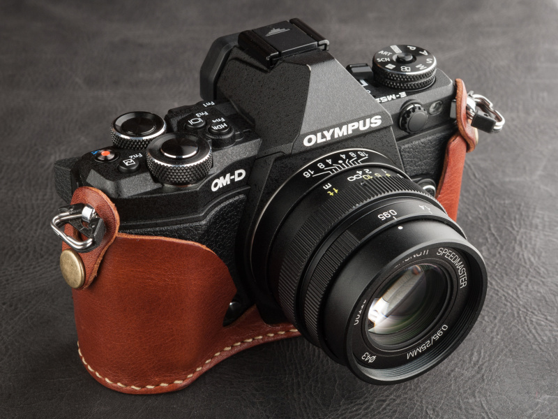 ロベルのOM-D E-M5 Mark2ホルダーは税込9,180円。写真のブラウンに加え、キャメルも用意する
