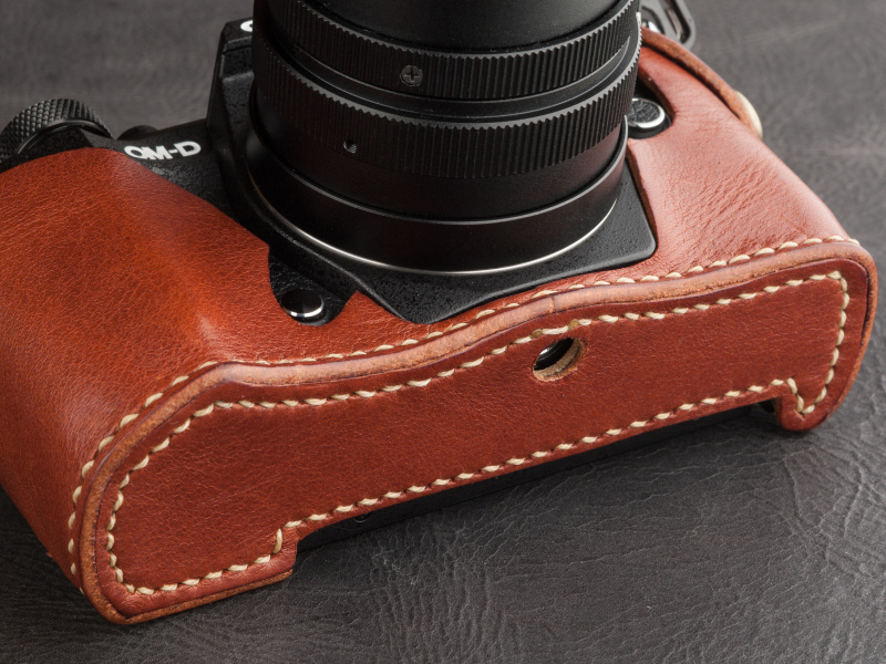 ケースの底面に穴があり、三脚も使えるように配慮している