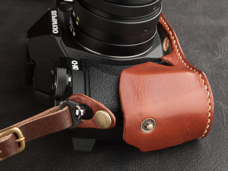 側面のフックボタンを外すと、本体の側面および底面にイージーアクセスできる