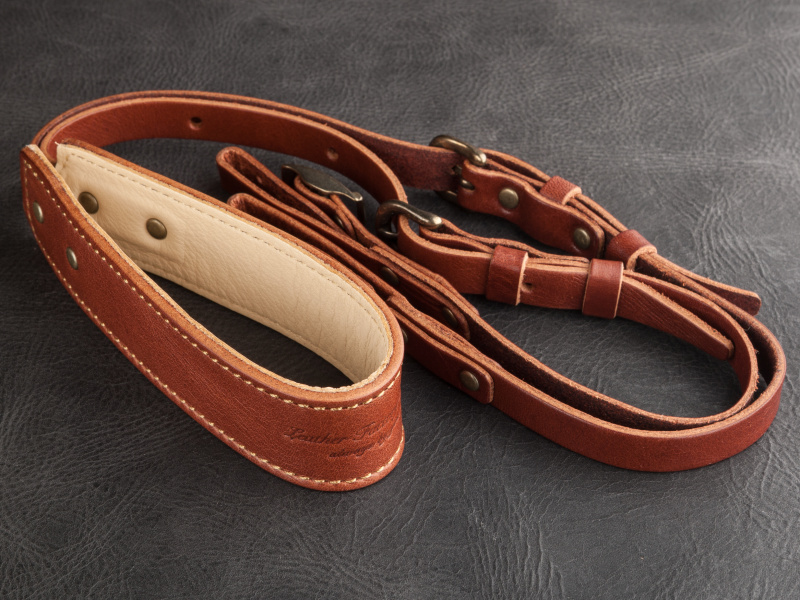 同素材のストラップもラインアップする。ケースとセットで税込1万5,120円だ