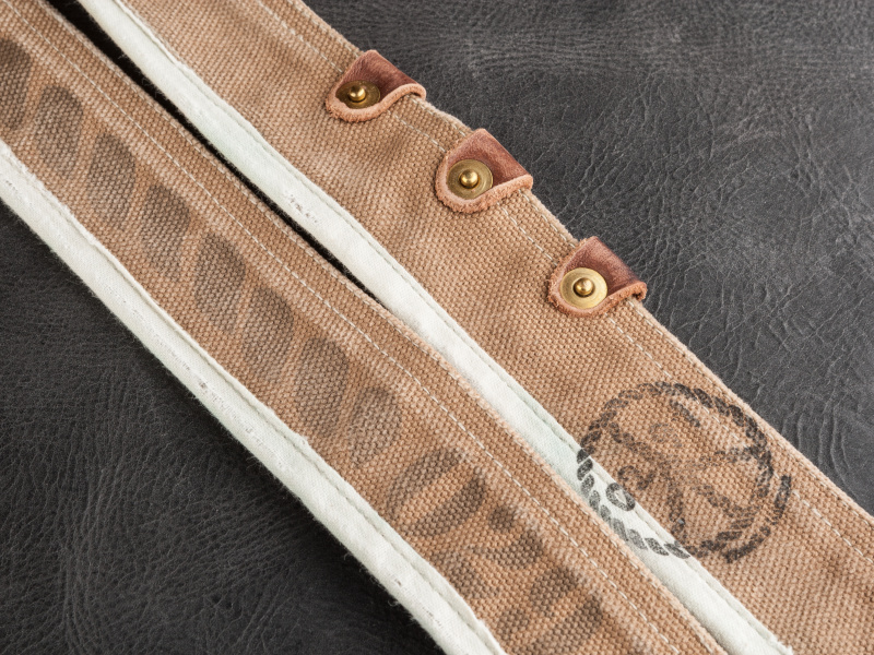 Timeプリントとロープ柄プリントの2種類を用意。写真は試作品のため、製品版と多少デザインが異なっている