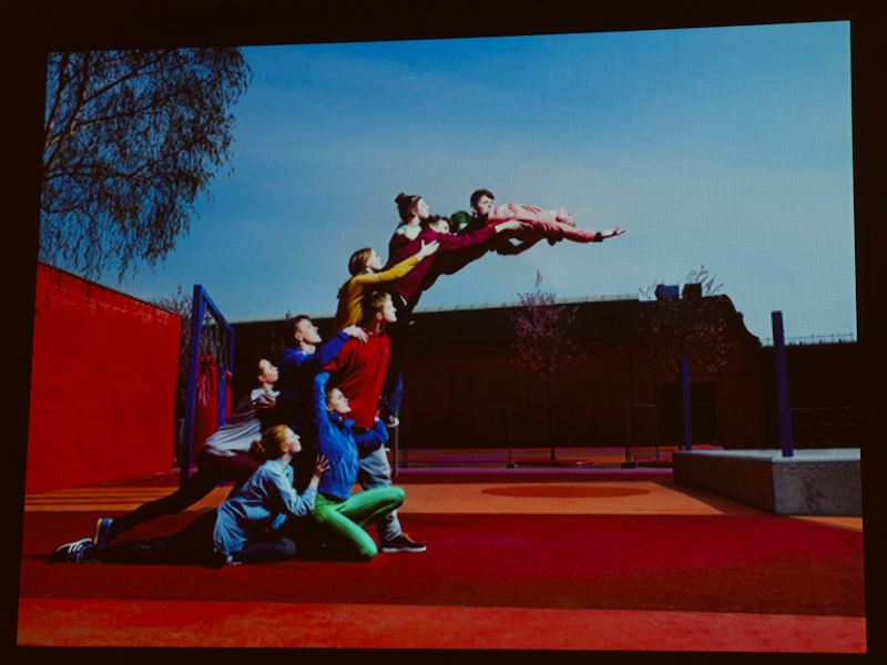 20人くらいで1人をサポートするイメージのアイディアを作品にした。この作品は、「持続可能な開発のための世界目標」のキービジュアルとして採用されている