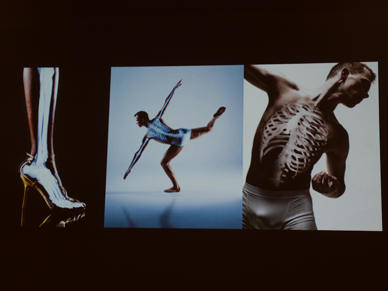 多重露光して撮影した写真。モデルと骨格標本を多重露光で重ねて写した