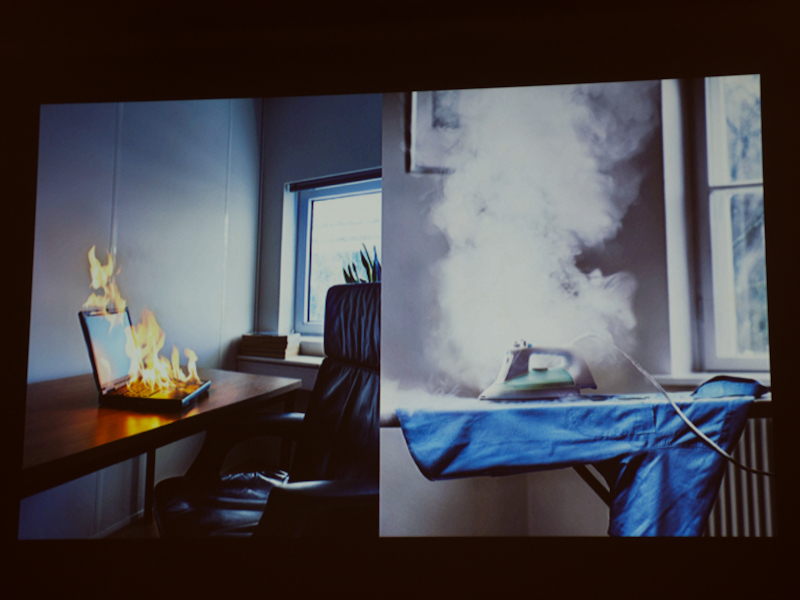 物が壊れる様子の写真は、保険会社を想定した