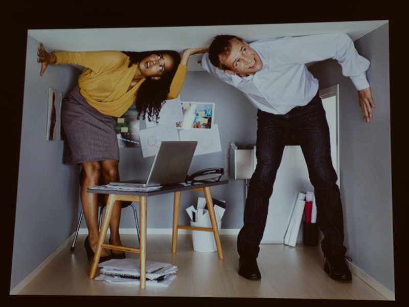 "手狭になったオフィスの引越し"をイメージした作品