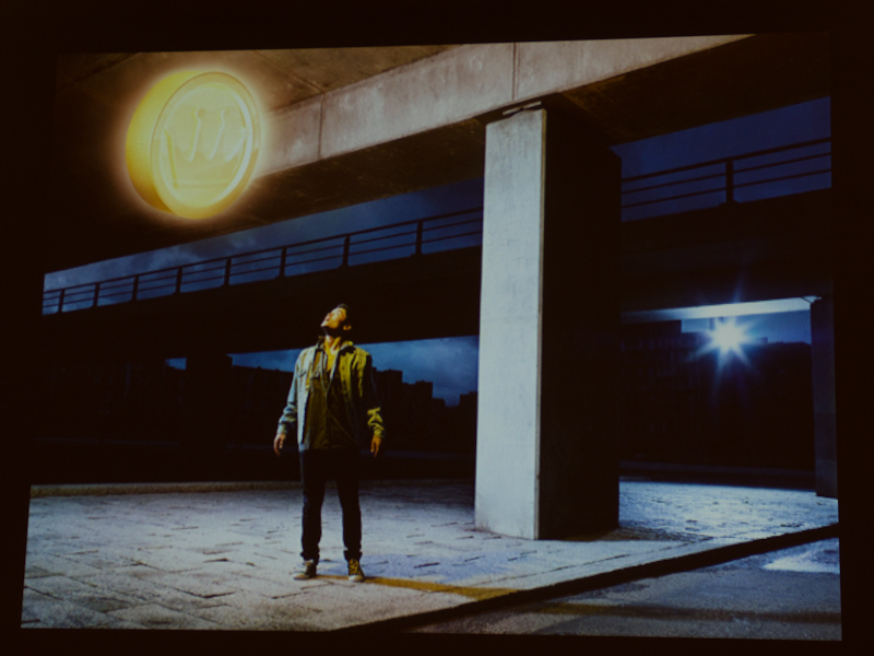 ゲームやギャンブルをイメージした写真もある。後からCGを合成する作品では、撮影時にCGのカラーに合わせたライティングを行なう