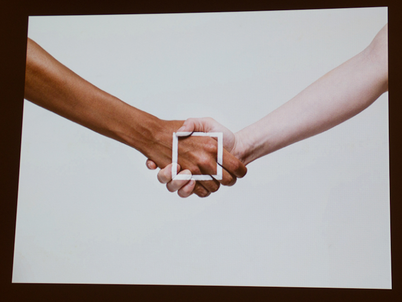 モデルの手に直接ペイントした写真