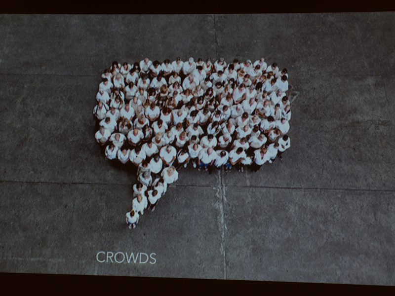 大勢のモデルを呼んで作った"人絵文字"