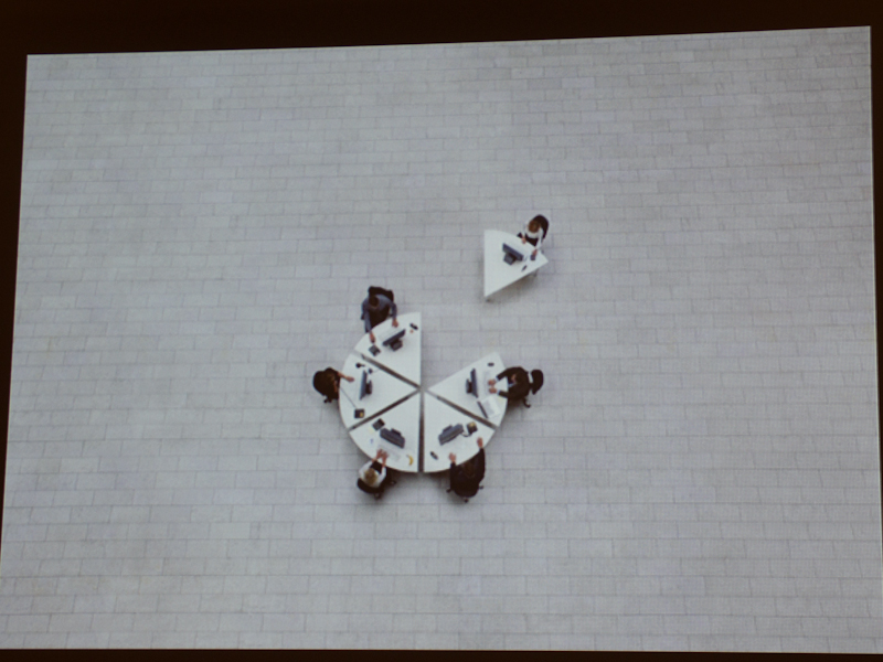 オフィスをイメージした作品だが、机が足りなかったので机だけを使い回し、モデルの服装や小道具の配置を変えて机を並び替えながら撮影した写真を後から合成して完成させた